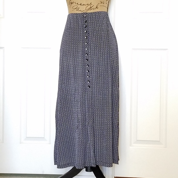 Briggs New York Dresses & Skirts - BRIGGS black and white abstract print elastic waist skirt  PM office travel